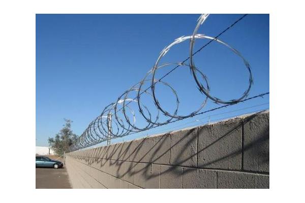 Welded Razor Wire Mesh Gives A High Security Protective Fence 1m Length