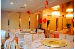 China Custom Hanging Track Roller Soundproof Folding Partition Walls / Movable Room Dividers supplier