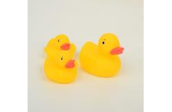 China Cute Floating Bath Mini Rubber Ducks Family With Two Baby Duckies Water Resistant supplier