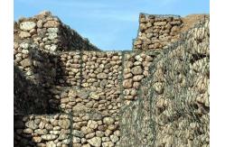 China 4mm Stone Cage Wire Mesh Woven Into Honeycomb Or Twisted Shaped supplier