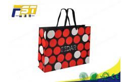 China SGS Customized Logo Recycled Paper Bag UV Coating Surface For Clothing Packaging supplier