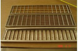 China Galvanized Serrated Safety Grating Walkway Stainless Steel Open Mesh Flooring supplier