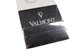 China Custom Printed Glossy Silver Paper Carrier Bags With Embossed Logo Suppliers supplier