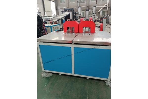 Spring Style 90mm PVC Pipe Extrusion Machine 200kg/H 6m/Min