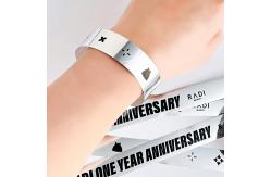 China Plastic Occasion Party Wristbands with Personalized Logo and Glitter Holographic supplier