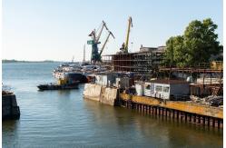 China 20t~300t Floating Dock Crane Single Arm Design With 20~50m Lifting Height supplier