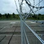 Factory price galvanized and pvc coated anti climb security airport fence prices for sale