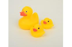 China Cute Floating Bath Mini Rubber Ducks Family With Two Baby Duckies Water Resistant supplier