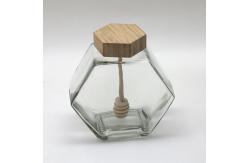 China Empty Hexagon Glass Honey Jar Pot Jar 12oz Capacity Wooden Bamboo Dripper supplier