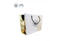 China Multifunctional Shopping Cosmetic Paper Bag Moistureproof Thicken supplier