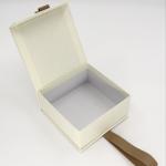 Pretty White Cardboard Rigid Gift Boxes Jewellery Presentation Box With Handle for sale