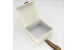 China Pretty White Cardboard Rigid Gift Boxes Jewellery Presentation Box With Handle supplier