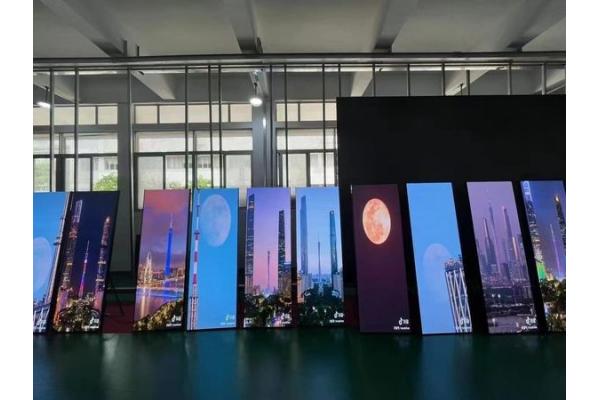 Aluminum Cabinet LED Poster Display with High Resolution 960*320 Panel Material