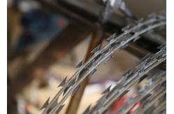 China Cross Razor Barbed Wire Security Fence Custom Length In Woven Bag supplier