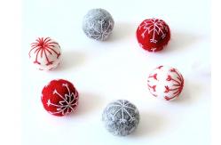 China EN79 3cm Wool Felt Balls With Embroidered Snowflakes supplier