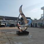 China Stainless Steel Sculpture Factory | Custom Mirror Ribbon Art Manufacturer for Miami & Global Projects manufacturer