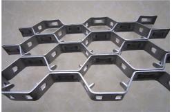 China Low Carbon / Stainless Steel Hexmesh Refractory Bending Tech supplier