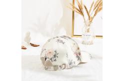 China Six Panels Metal Patch Curve Brim Baseball Cap Floral Pattern supplier