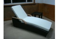 China Comfortable Foldable Black Rattan Sun Lounger For Indoor Pool supplier