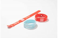 China Customized Adjustable Silicone Rubber Wristband Silk Screen Printing supplier