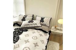China Diagonal Printing Luxury Violent Bear Bed Sheet Set Customized Designer Bedding Set supplier