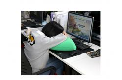 China Green Inflatable Travel Pillow Memory Foam Material With Storage Bag supplier