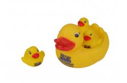 China Bathtub Fun Toy Squeezing Rubber Ducks With 3 Baby Ducks EN71 Certification supplier