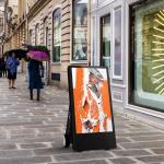 43 Inch Outdoor Digital Poster Screen Signages 1500nit IP56 Battery Powered A Board for sale