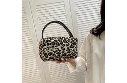 China Lager Capacity Durable Soft Makeup Bag With Handle Large Capacity Cosmetic Pouch supplier