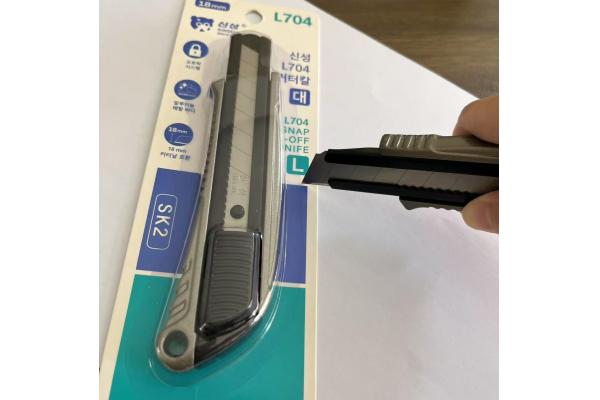 Retractable Blade Snap-Off Knife Includes 1 Utility Knife