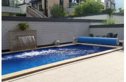 China PC 8X4M Automatic Swimming Pool Cover With A Roller supplier