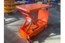 China Self Propelled Mobile Lift Table 1100lbs Full Eletric Lifting With 24 DC Batteries supplier