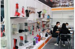 China Wooden Kitchen Utensil Set manufacturer