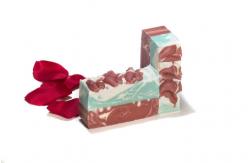China Pure Natural Organic Handmade Soap , Red Rose Gessential Oil Bar Soap Moisturizing supplier