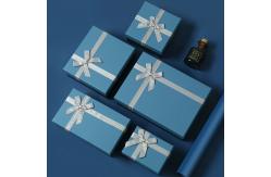 China Cardboard Present Boxes Sturdy Luxury Gift Boxes With Lids For Graduation Celebration supplier