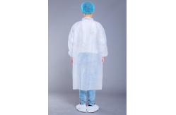 China Non Woven 35g Disposable White Lab Coats With Hook Loop supplier