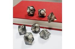 China Black Crystal Skull Resin Boarding Dice Set  dnd dice supplier