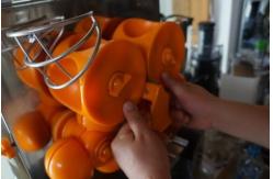 China Commercial Automatic Orange Juicer Machine / Citrus Press Squeezer Maker supplier