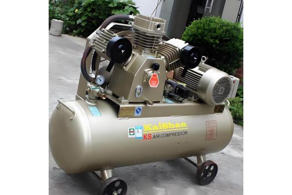 Mobile and convenient piston air compressor