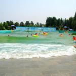 Dynamic Concrete Water Park Wave Pool With Customizable  Height Frequency for sale