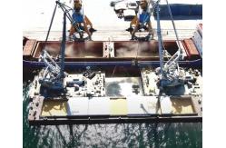 China 360Degree Rotate Portal Harbour Crane With The Track High Efficiency supplier