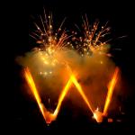 Liuyang Mandarin Factory Wholesale 1.2 Inch 108 Shots W Shape Paper Cake Fireworks 1.3g Un0335 Professional Gold Cake Fireworks for sale