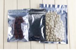 China Resealable Mylar Plastic Pouches Packaging Metalized Mylar Bag With Zipper supplier
