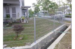 China 100x300mm BRC Roll Top Welded Mesh Fence Panels Triangle Bending supplier