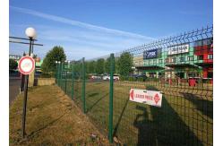 China 100x300mm Curved V Mesh Security Fencing With Square Post supplier