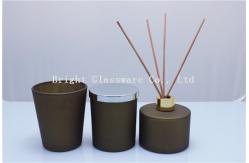 China Eco-friendly spray color reed diffuser bottle with gold lid and reed sticks cheap supplier