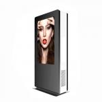 Big Outdoor Floor Standing LCD Advertising Display 2000 Cd/M² High Brightness for sale