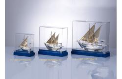 China Wooden Base Arab Cultural Souvenirs / Fish Boat Model With Custom Flag supplier