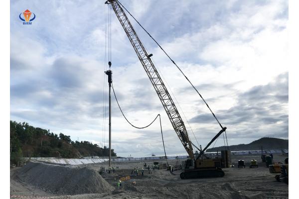 Bottom Feed Electrical Vibroflot 180KW Offshore Stone Column Constriction Application