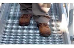 China 10 Gauge Expanded Metal Sheet 24 inch Width Anti Slip Safety Grating Walkway supplier